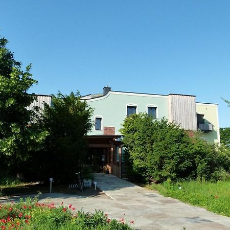 Haus Monti Hotel Maria Lanzendorf Bagian luar foto
