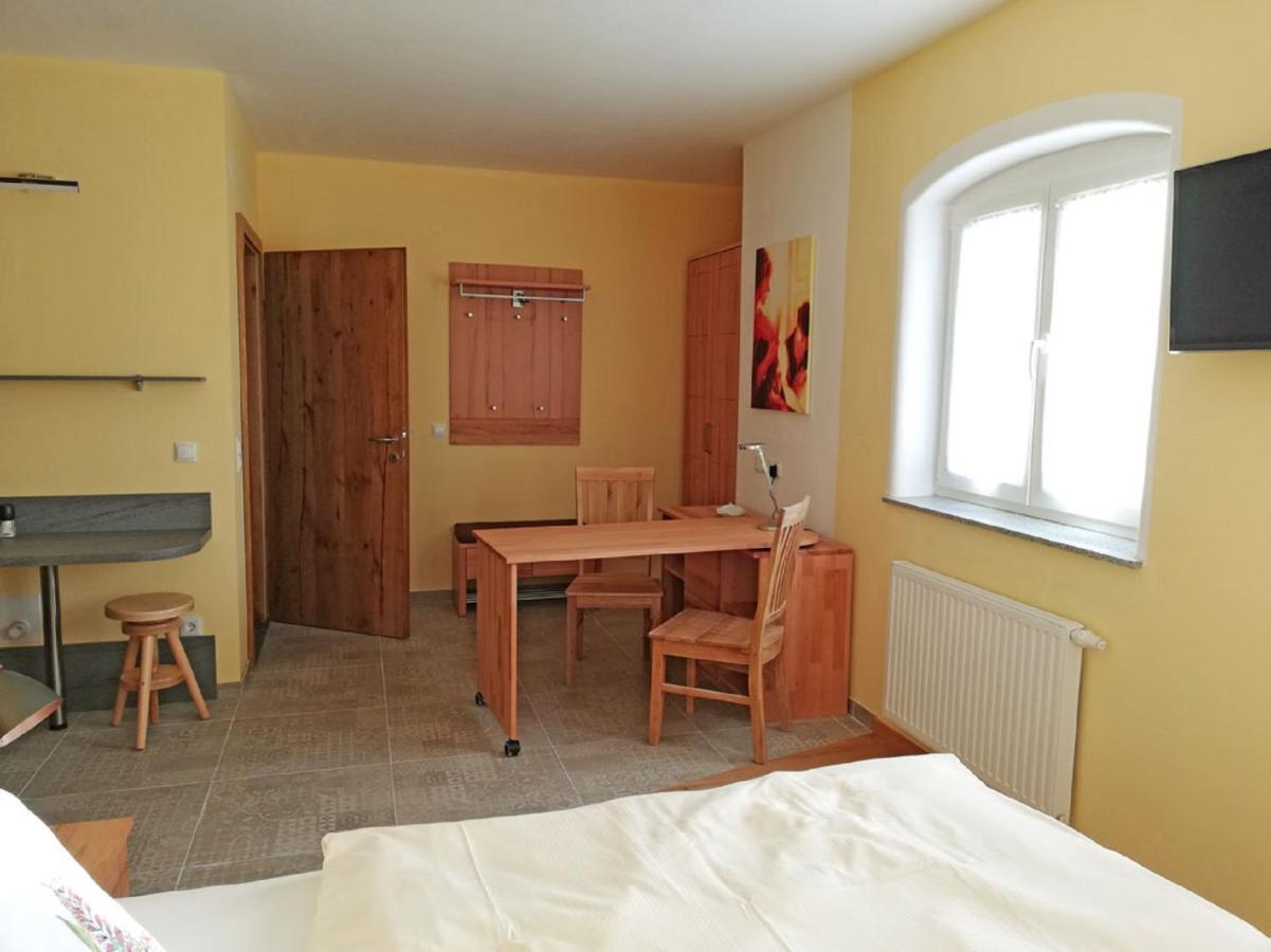 Haus Monti Hotel Maria Lanzendorf Bagian luar foto