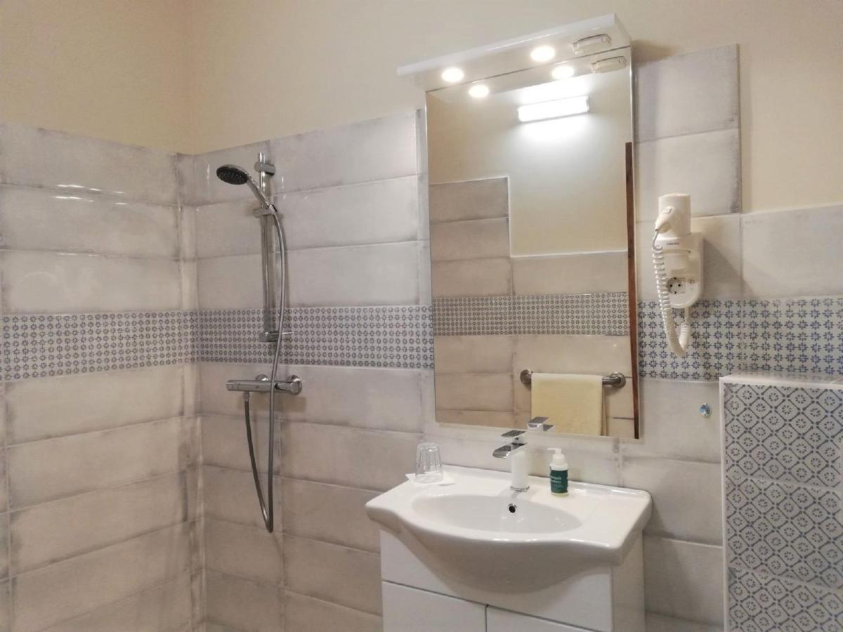 Haus Monti Hotel Maria Lanzendorf Bagian luar foto