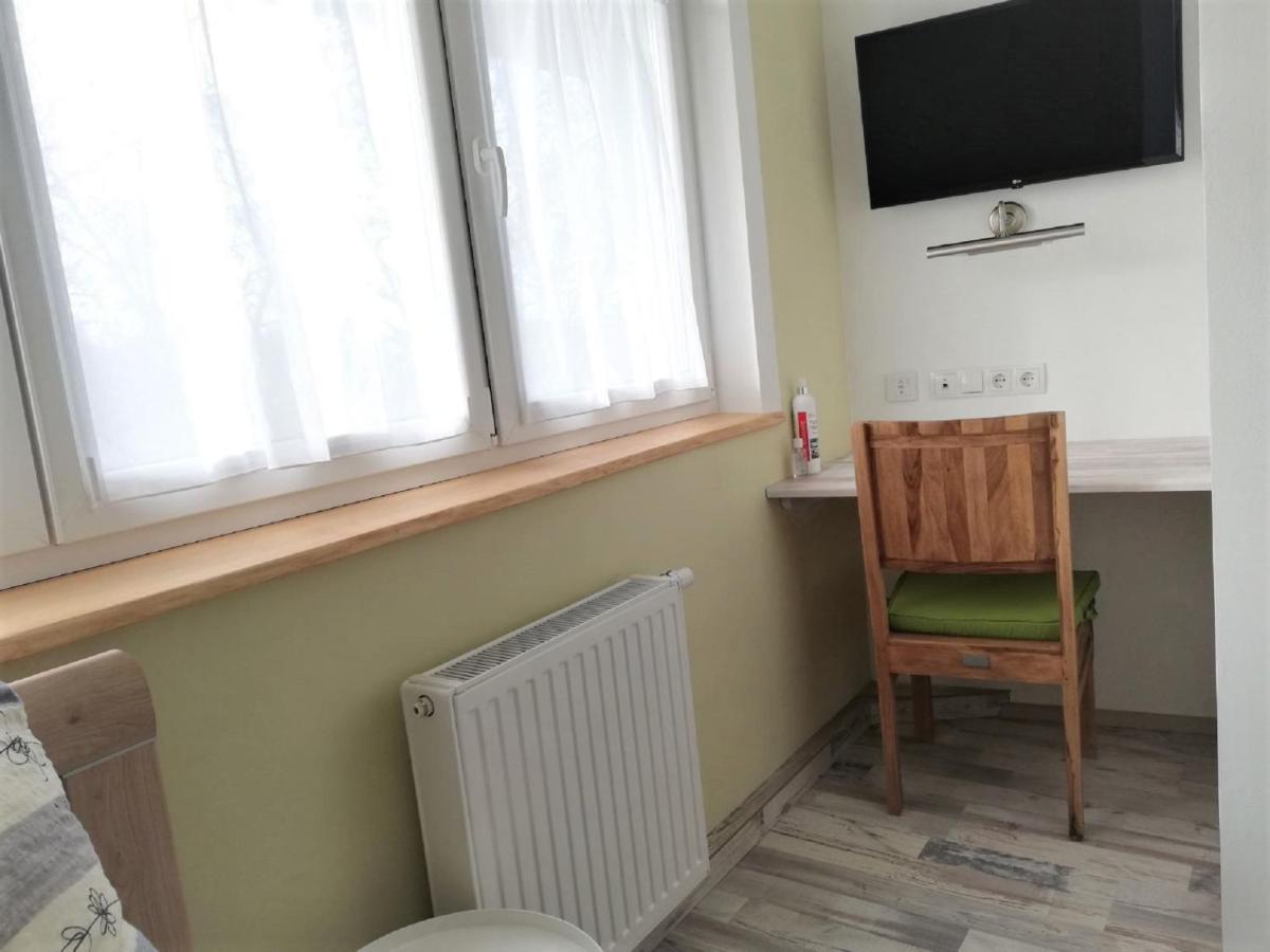 Haus Monti Hotel Maria Lanzendorf Bagian luar foto